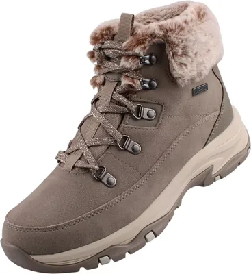 Das Bild zeigt einen beigen Stiefel der von der linken Seite abgebildet ist. Der Stiefel hat eine hohe Schaftform und eine strukturierte Oberfläche.