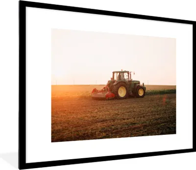 Produktbild von MuchoWow® Gerahmtes Poster Traktor - Feld - Bauernhof - Landwirt - Horizont 80x60 cm - Poster mit Schwarzem Bilderrahmen Wandposter Rahmen Foto Bilder - Schlafzimmer-Dekorationen - Fotoposter