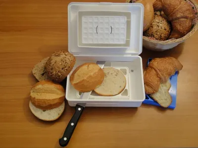 Produktbild von Mazanie + pomôcka na krájanie chleba, žemlí, croissantov vrátane bezpečnostného noža