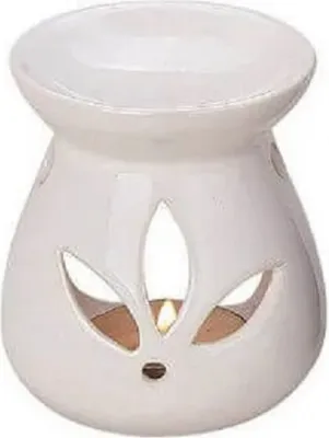 Kleine weiße Duftlampe, mit breiter flachen Oberseite, bauchigen Körper und eine kleine runde Basis.