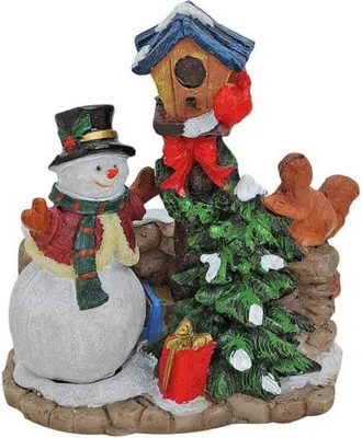 Niedliche Weihnachtsdekoration die einen Schneemann, ein Eichhörnchen und ein Vogelhäuschen zeigt.