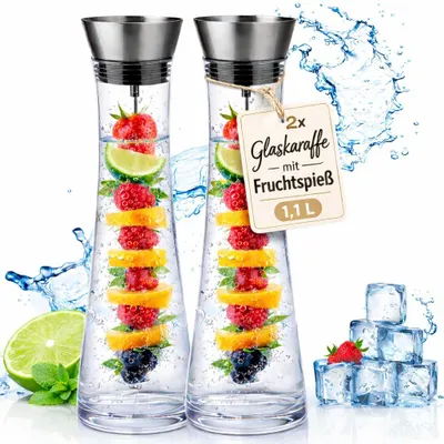 Produktbild von 2er Set Glaskaraffe 1,1L mit Fruchtspieß Infuser – Wasserkaraffe aus Glas mit Edelstahl Deckel für Wasser, Eistee, Saft, Milch, Wein & Detox Drinks