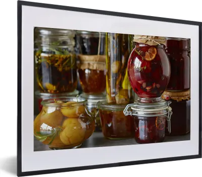 Produktbild von MuchoWow® MuchoWow® Gerahmtes Poster Nahaufnahme von Obst und Gemüse in einem Weckglas 40x30 cm - Poster mit zchwarzem Bilderrahmen - Bilderrahmen - Poster im Rahmen