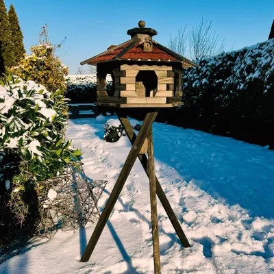 Produktbild von Vogelhaus in Sechseckform mit Standfuß und Futterplatz