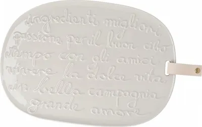 Produktbild von Serviertablett vivere la dolce vita Cucina Italiana aus beigem, teilglasiertem Steinzeug mit Hoch-Relief-Schriftzügen und Leder-Tag