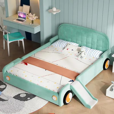 Productafbeelding van Kinderbed 140x200 cm met auto-design, voorzien van een glijbaan en een trap, en een beklede bedbank in blauwgroen met zachte bekleding en een verhoogde bescherming tegen vallen, ideaal voor de kinderkamer