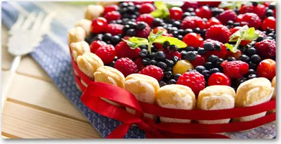 Produktbild von Tulup® Leinwandbild - 140x70 cm - Wandkunst - Drucke auf Leinwand - Leinwanddruck  - Essen & Getränke - Mehrfarbig - Waldfrüchte Kuchen