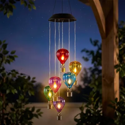 Image de Carillon éolien solaire avec 6 montgolfières colorées, éclairé par un effet de flammes - 80 x 17 cm - Décoration lumineuse de jardin à 36 LED avec effet de flammes