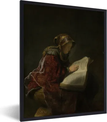 Produktbild von MuchoWow® Gerahmtes Poster Alte Frau lesend, wahrscheinlich die Prophetin Hanna - Rembrandt van Rijn 60x80 cm - Poster mit Schwarzem Bilderrahmen Wandposter Rahmen Foto Bilder - Premium - Wanddeko Wohnzimmer