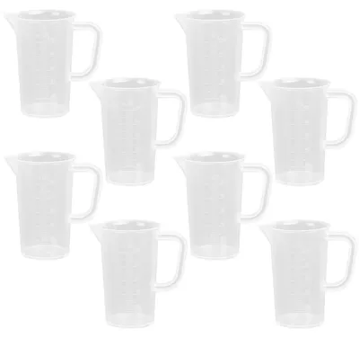 Immagine prodotto di 8 misurini da 100 ml in plastica, con manico e beccuccio a forma di "V"