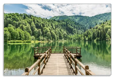 Produktbild von Wallario Frühstücksbrettchen aus Glas 20 x 30 cm mit rutschfesten Füßen, Motiv Steg am See in den Bergen