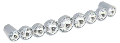 Imagen del producto de Manija para muebles de zamak y cristal. Distancia entre agujeros: 128 mm. Acabado: cromo pulido
