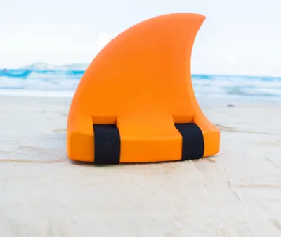 Produktbild von Schwimmhilfe Haifischflosse für Kinder, aus EVA-Schaum, Auftriebshilfe für Rücken, orange, 26x14x25cm, für Schwimmbad & Sport