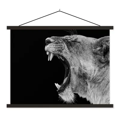 Produktbild von MuchoWow® Textilposter Tiere - Löwe - Schwarz - Weiß - Porträt 150x113 cm mit schwarzem Rahmen - Wohnzimmer