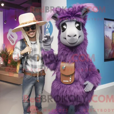 Produktbild von Lila REDBROKOLY Lama Maskottchen Kostüm Charakter gekleidet in einem Boyfriend-Jeans und Ringe