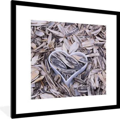 Produktbild von MuchoWow® Gerahmtes Poster Sonnenblumenkerne mit einem herzförmigen Aussehen zwischen den Kernen 40x40 cm - Poster mit Schwarzem Bilderrahmen Wandposter Rahmen Foto Bilder - Poster - Plakat im Rahmen