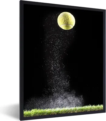 Produktbild von MuchoWow® Gerahmtes Poster Tennisball prallt auf grünem Gras 60x80 cm - Poster mit Schwarzem Bilderrahmen Wandposter Rahmen Foto Bilder - Premium - Wanddeko Wohnzimmer