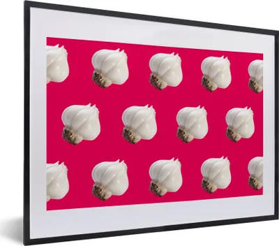 Produktbild von MuchoWow® MuchoWow® Gerahmtes Poster Knoblauch - Muster - Rot 40x30 cm - Poster mit zchwarzem Bilderrahmen - Bilderrahmen - Poster im Rahmen