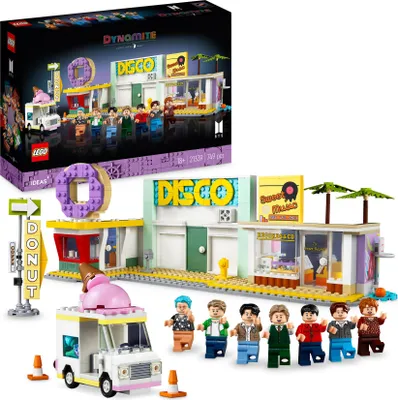 Produktbild von LEGO 21339 Ideas BTS Dynamite Musikvideo Set mit 7 Minifiguren der berühmten K-Pop Band, Merchandise Sammler-Geschenk-Idee für Fans