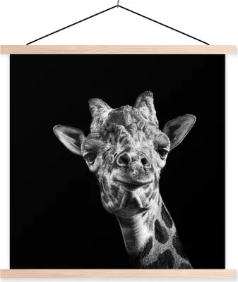 Produktbild von MuchoWow® Textilposter Giraffe vor schwarzem Hintergrund in schwarz und weiß 60x60 cm mit holzfarbenen Rahmen - Wanddekoration