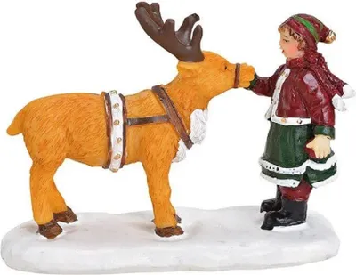 Diese niedliche Weihnachtsfigur zeigt ein kleines Mädchen, das ein Rentier streichelt.