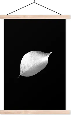 Produktbild von MuchoWow® Textilposter Blatt auf schwarzem Hintergrund - schwarz und weiß 60x90 cm mit holzfarbenen Rahmen - Textil