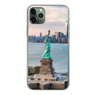 Produktbild von MuchoWow® Handyhülle Schutzhülle Hülle für iPhone 11 Pro Max Freiheitsstatue mit der Skyline von New York Silikon Softcase Handy Hülle - Schutz