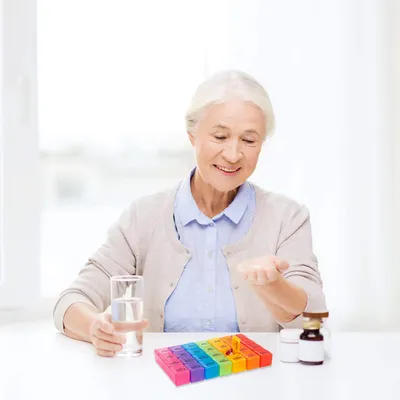 Produktbild von Pillendose für 7 Tage - Tablettenbox mit Lederetui und 28 Fächern - Tragbarer Medikamentendosierer - Organisator für Medikamente, Vitamine und Fischöl