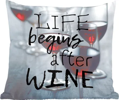 Produktbild von MuchoWow® Zierkissen Sofakissen Wohnzimmer Dekokissen 45x45 cm Weinzitat "Das Leben beginnt nach dem Wein" mit Weingläsern im Hintergrund - Schlafpolster - Polster für das Sofa