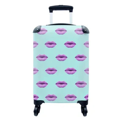 Produktbild von MuchoWow® Koffer Handgepäck Trolley Rollkoffer Kleine Reisekoffer mit 4 Rollen - Lippen - Lila - Muster - Cabin Size < 55x40x23 cm & 55x40x20 cm - Fotokoffer - Kabinenkoffer - Boardgepäck - Reise-Box - Reisekoffer - Reisegepäck - Koffer mit Bild - Trolley für Kinder