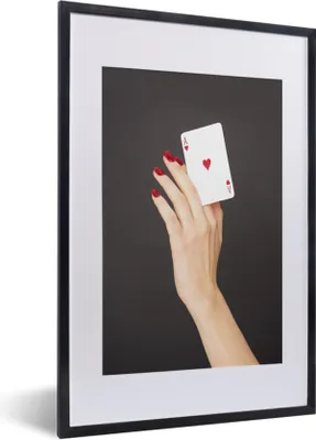 Produktbild von MuchoWow® MuchoWow® Gerahmtes Poster Frau hält eine Spielkarte 40x60 cm - Poster mit zchwarzem Bilderrahmen - Poster in Rahmen