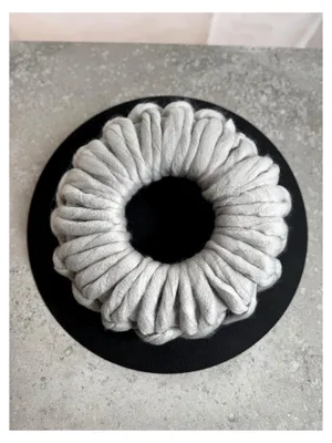 Produktbild von Handgefertigter Wollkranz in Grau, Skandinavisch, Acryl, 30 cm, vielseitige Tischdekoration, Türkranz, Ostern, Frühling, Hygge