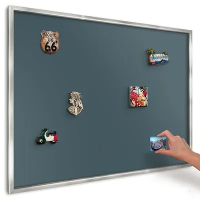 Produktbild von Magnettafel 100x70 cm in einem silbernen Rahmen - Magnetische Metalltafel, Magnetpinnwand zur Wandmontage für Wohnzimmer, Küche, Flur, Kinderzimmer und Büro - Türkis