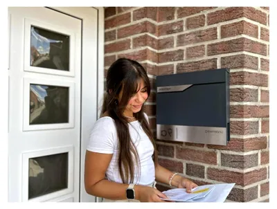 Produktbild von Briefkasten mit App-Benachrichtigung und Zeitungsfach in anthrazitgrau RAL 7016 aus Stahl, personalisierbar mit Edelstahl-Namensschild, witterungsbeständig und UV-resistent, wandmontierbar
