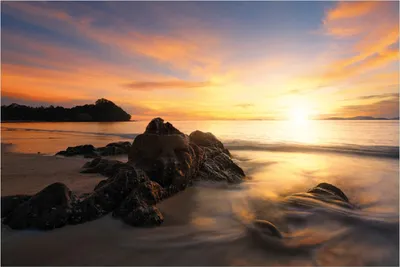 Produktbild von Wallario Poster - Sonne über dem Meer mit Felsenlandschaft, Kunstdruck Größe: 100 x 150 cm