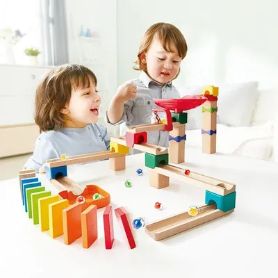 Immagine prodotto di Pista per biglie a due corsie con domino Hape