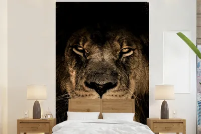 Produktbild von MuchoWow® Fototapete für Wohnzimmer oder Schlafzimmer Wandtapete Vinyl Motivtapete Löwe - Tiere - Schwarz - Porträt - 195x300 cm - Das Hintergrundbild