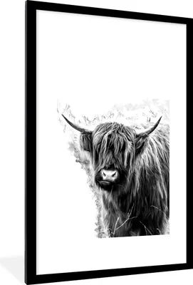Produktbild von MuchoWow® Gerahmtes Poster Schottischer Highlander auf einem speziellen Hintergrund - schwarz und weiß 60x90 cm - Poster mit Schwarzem Bilderrahmen Wandposter Rahmen Foto Bilder - Dekoration - Wandposter Wohnzimmer - Hochwertig