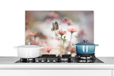 Produktbild von KitchenYeah®  Spritzschutz Küche - Küchenrückwand - Wandschutz für Herd und Spüle - Schmetterling - Blume - Rosa 70x50 - Alu-Dibond (Alternative zum Spritzschutz aus Glas) - Hitzebeständig - Herdsprit