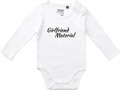 Produktbild von Huuraa Baby Body Girlfriend Material Schriftzug 62 White  Baumwolle Fairtrade Langarmbody Geschenkidee