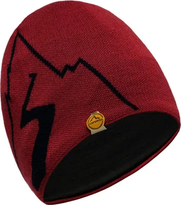 Rote Strickmütze mit schwarzem Bergmuster und gelbem La Sportiva Logo auf der Vorderseite