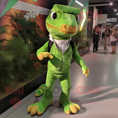 Productafbeelding van Groene Coelophysis mascotte REDBROKOLY kostuum karakter gekleed met een joggingbroek en clutch bags