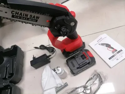 Produktbild von Tragbare 6-Zoll-Elektrokettensaege, 550-W-Akku-Kettensaege mit abnehmbarem 2000-mAh-Li-Akku