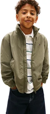Zdjęcie produktu dla Kurtka przeciwdeszczowa dla chłopców Tommy Hilfiger Essential z kapturem, kolor zielony (Battle Green)