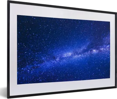 Produktbild von MuchoWow® Gerahmtes Poster Milchstraße in einem blauen Himmel 60x40 cm - Poster mit Schwarzem Bilderrahmen Wandposter Rahmen Foto Bilder - Schlafzimmer - Plakat in Rahmen - Drucken