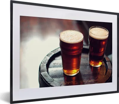 Produktbild von MuchoWow® MuchoWow® Gerahmtes Poster Zwei köstliche Biere vom Fass auf einem Holzfass 40x30 cm - Poster mit zchwarzem Bilderrahmen - Bilderrahmen - Poster im Rahmen