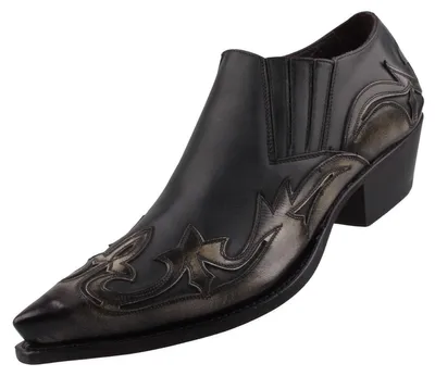 Auf dem Bild ist ein schwarzer Freizeitschuh abgebildet der von der Seite dargestellt wird. Der Schuh hat ein modernes Design und zeigt eine auffällige Sohle sowie verschiedene Texturen in der Oberflächenstruktur.