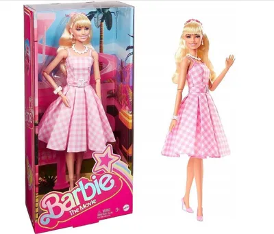 Produktbild von Barbie-Sammelpuppe zum Spielfilm, Margot Robbie als Barbie. Sammelpuppe im rosa-weißen Karo-Kleid mit Gänseblümchenhalskette