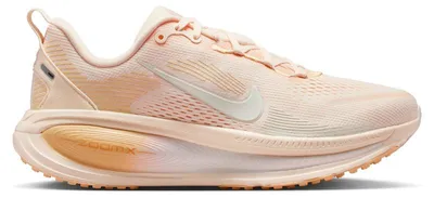 Image de Nike Vomero 18, coloris Guava Ice Orange Chalk (pour femmes) - Pointure EU 36