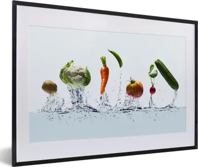 Produktbild von MuchoWow® MuchoWow® Gerahmtes Poster Gemüse - Wasser - Zucchini 60x40 cm - Poster mit zchwarzem Bilderrahmen - Schlafzimmer - Plakat in Rahmen - Drucken